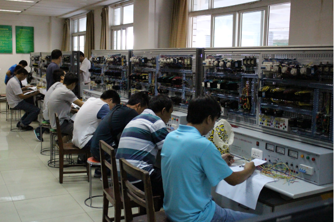 图为农村转移劳动力电工培训在学院举行(图 满海波)